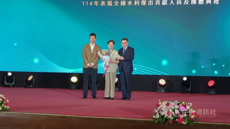 經濟部水利署6日在台中舉辦114年表揚全國水利傑出貢獻人員及團體典禮,行政院長卓榮泰(右)會中頒獎表揚終身成就獎得主余範英(中)。中央社記者蘇木春攝 114年6月6日