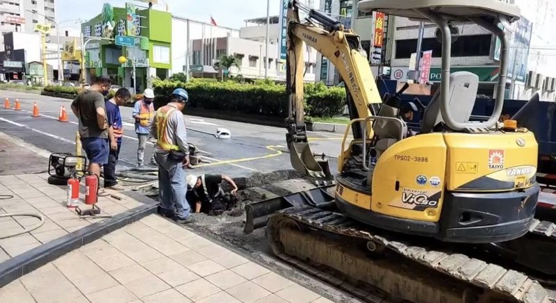台南市永康區中正北路一帶5日晚上瓦斯外洩,警消封鎖、緊急疏散當地店家,再出動機具連夜開挖,6日上午尋獲外洩管線,正進行更換及補修。(台南市消防局提供)中央社記者張榮祥台南傳真 114年6月6日