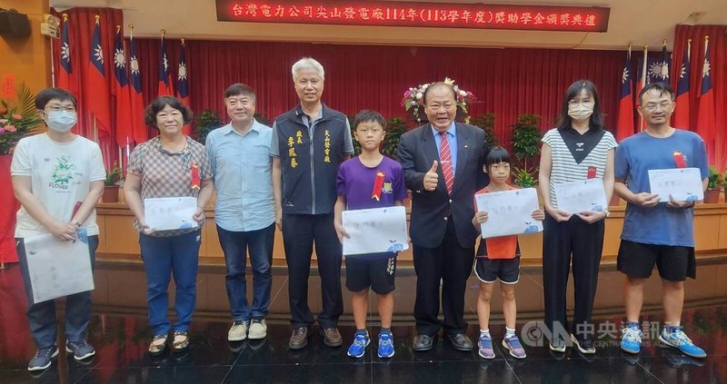 澎湖縣長陳光復(右4)6日在台電頒發獎助學金典禮中一口氣頒發350萬元的獎助學金,他說明澎湖有近1000名學子受惠,佔比率甚高,並對台電長年投入公益活動,表達感恩與感謝。中央社 114年6月6日