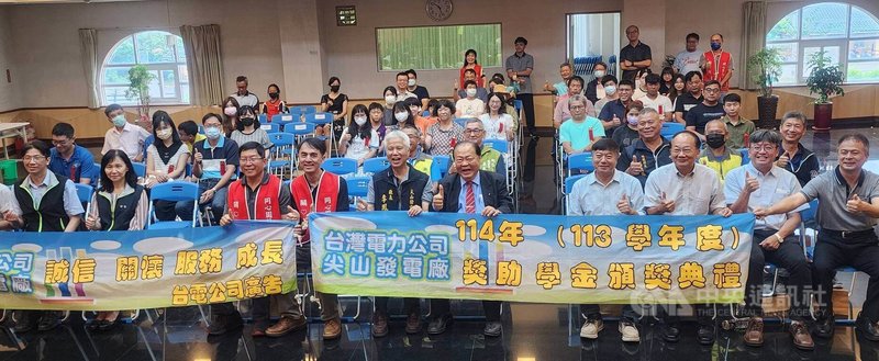 澎湖縣長陳光復(前排右5)6日在台電頒發獎助學金典禮中一口氣頒發350萬元的獎助學金,他說明澎湖有近1000名學子受惠,佔比率甚高,對台電長年投入公益活動,表達感恩與感謝,圖為他與台電人員及獲獎同學們共同合影。中央社 114年6月6日