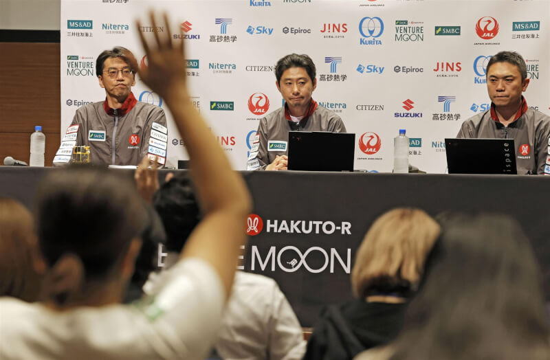 日本新創公司ispace 6日在東京都召開記者會,執行長袴田武史(中)出席。(共同社)