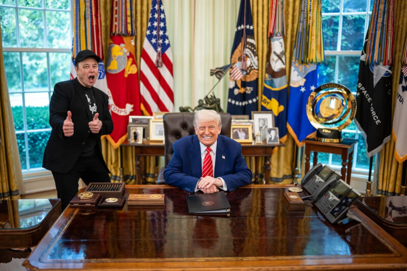 美國總統川普(右)與全球首富馬斯克(左)。(圖取自白宮網頁whitehouse.gov)
