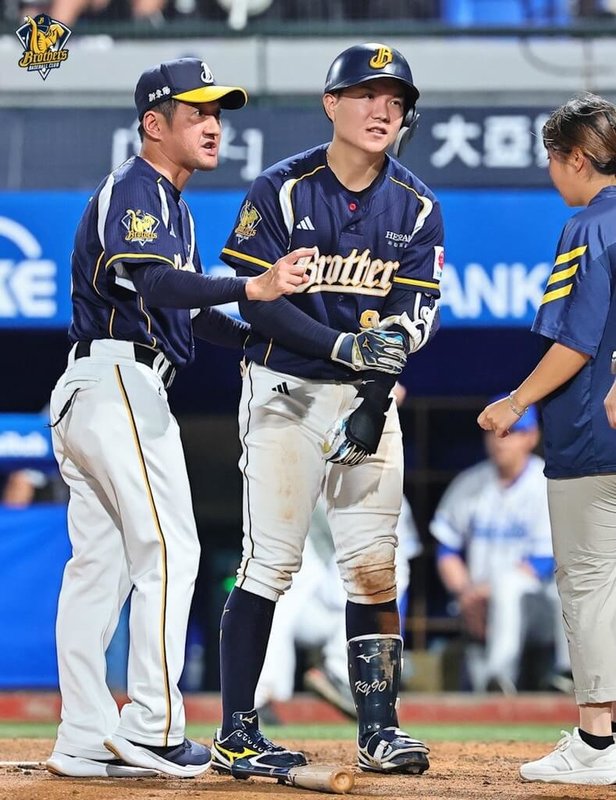 中華職棒中信兄弟隊6日作客新莊球場與富邦悍將隊交手,兄弟「小可愛」江坤宇(左2)2局上被觸身球打中左前臂後退場休息,兄弟總教練平野惠一(左)賽後受訪時坦言很擔心。(中信兄弟提供)中央社記者楊啟芳傳真 114年6月6日