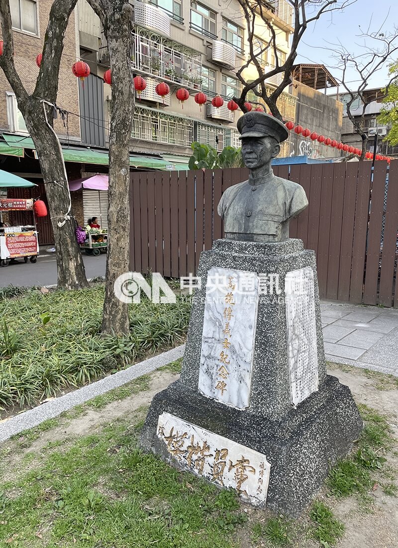 高施傳義士碑歷經遷移、重建,目前位於北捷雙連站線形公園,鄰近台北市文昌宮。中央社記者王勝雨攝 114年3月23日