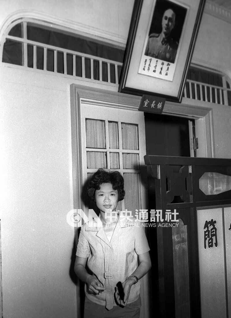 就任一年多的三峽鎮長林雪美,在鎮長室前留影。中央社記者秦炳炎攝 50年6月8日