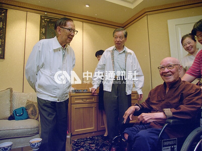 台灣原子科學之父孫觀漢(右)由作家柏楊(左)等人陪同,歡度88歲生日。中央社記者蘇聖斌攝 89年6月7日