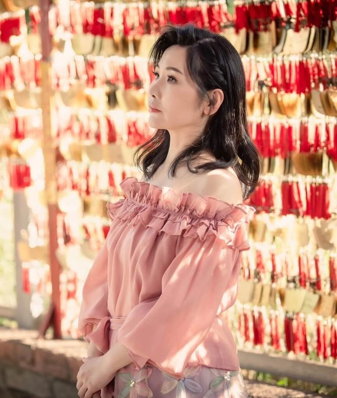 歌手吳玫姗把歌手夢藏在心底25年,終於圓夢推出個人歌曲「思念的暝」。(酷思玩創意提供)中央社記者王心妤傳真 114年6月6日