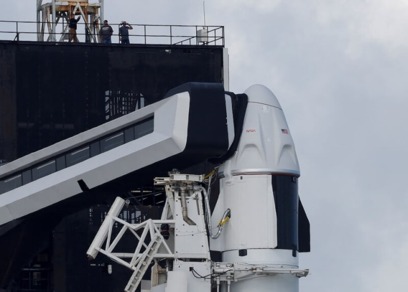 圖為2022年SpaceX獵鷹9號火箭載著龍飛太空船準備發射。(路透社)