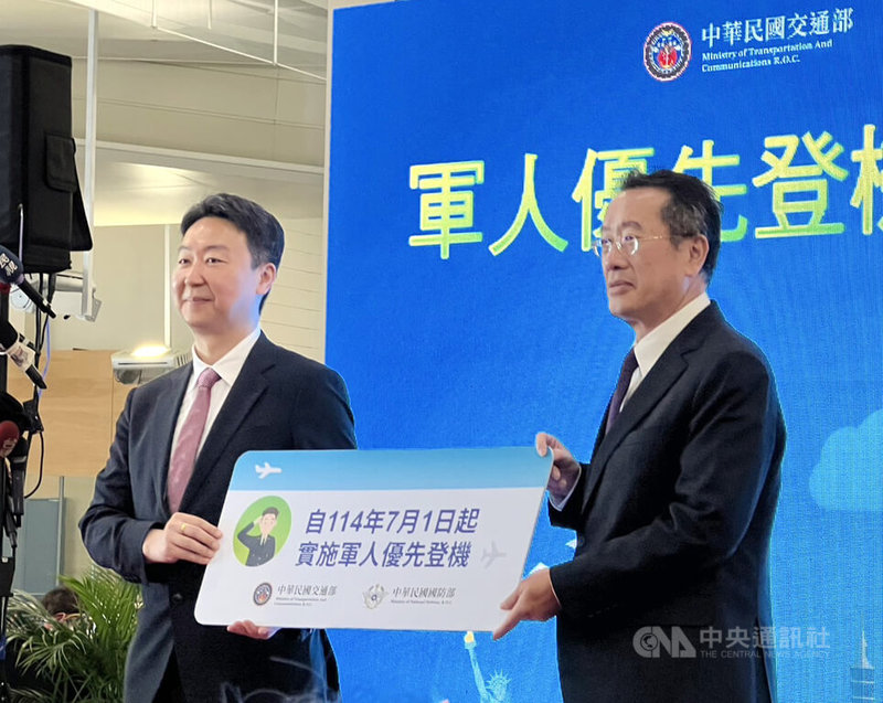 交通部長陳世凱(左)與國防部長顧立雄(右)6日宣布,中華航空等6家國籍航空國際線航班將同步推出軍人優先登機服務,將在7月1日開始實施。中央社記者黃巧雯攝 114年6月6日