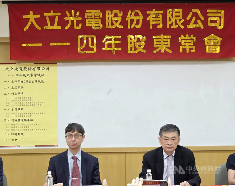 光學鏡頭廠大立光董事長林恩平(右)6日在股東會中表示,第3季產能利用率是滿的,但也坦言客戶預測訂單會隨時更動。中央社記者江明晏攝 114年6月6日
