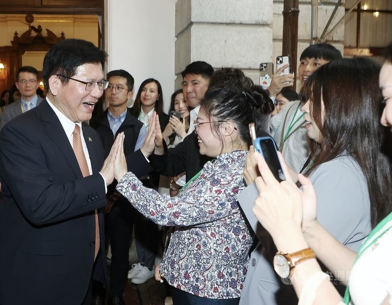外交部6日晚間在台北賓館舉辦「國際青年大使圓夢重聚會」,部長林佳龍(前左)出席和現場青年朋友擊掌致意,互動熱絡、氣氛熱鬧。中央社記者郭日曉攝 114年6月6日