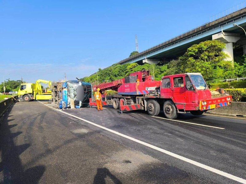 林姓男駕駛7日清晨開遊覽車空車行經國道1號北向2.4公里處八堵匝道口時，車輛失控撞上匝道口護欄後側翻在外側車道上，林男受傷送醫無生命危險。（國道警方提供）中央社記者沈如峰基隆傳真  114年6月7日