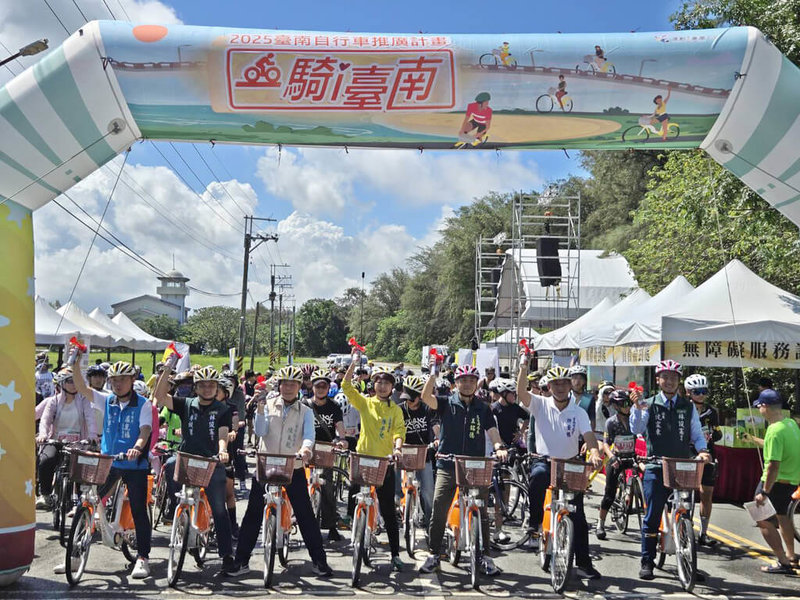 聯合國大會2018年宣布每年6月3日是世界自行車日,千名自行車愛好者7日齊聚台南安平觀夕平台,「一騎i臺南」自行車活動已經邁入第3年,騎訪四草大道、大眾廟等地,呈現台南自行車道與自然風光之美。(台南市政府提供)中央社記者張榮祥台南傳真 114年6月7日