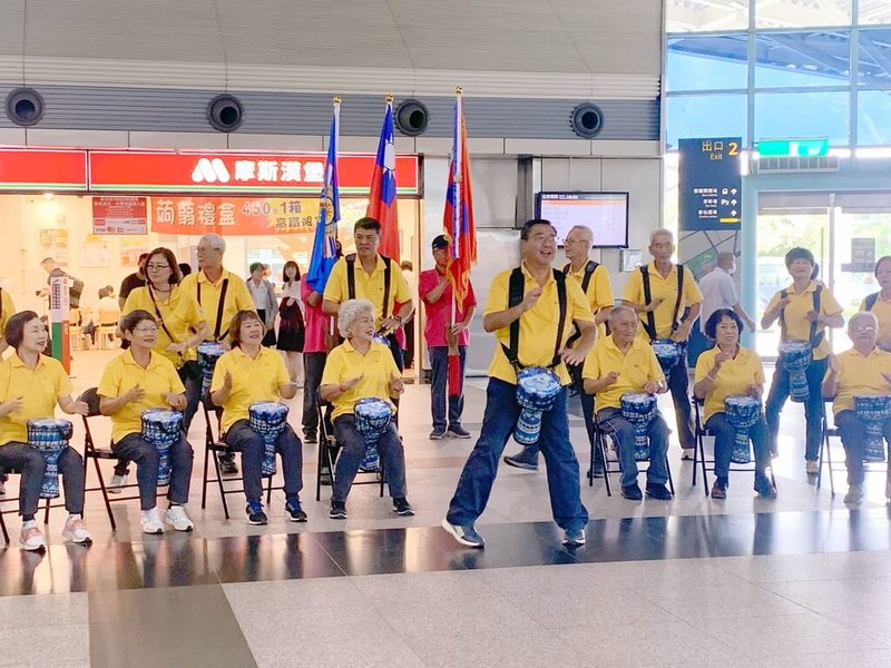 高雄榮民之家千歲團7日在高鐵嘉義站帶來非洲鼓快閃演出,希望用音樂與活力感動旅客。(台灣高鐵提供)中央社記者蔡智明傳真 114年6月7日