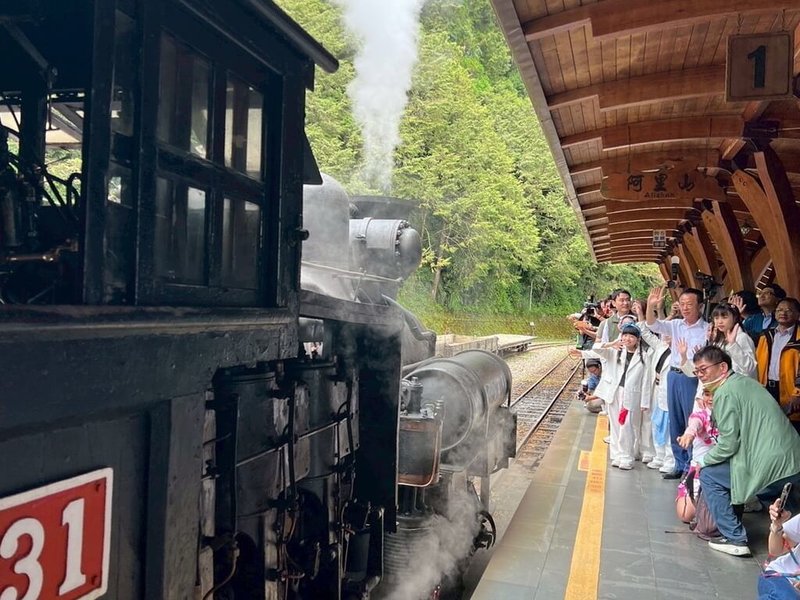 嘉義縣文化觀光局今年暑假舉辦「嘉義親子鐵道旅遊」,推出限定14趟阿里山蒸汽火車頭體驗行程。(嘉義縣文觀局提供)中央社記者蔡智明傳真 114年6月7日