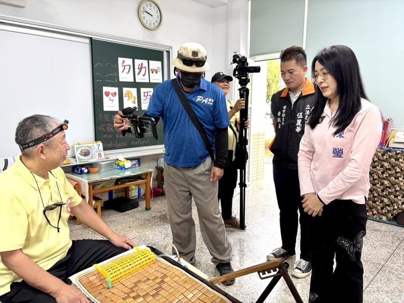 民進黨立委陳瑩(右)7日攜手高雄市關心人道援助學會,一同前進台東縣延平鄉鸞山部落舉辦義診、義剪活動。陳瑩表示,將致力推動偏鄉醫療的健康平權。(陳瑩服務處提供)中央社記者盧太城台東傳真 114年6月7日