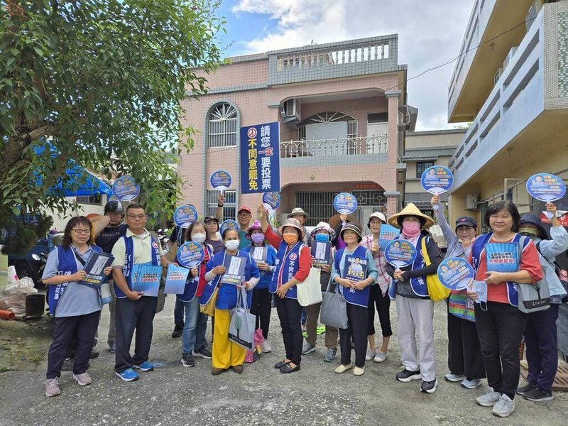 民團發起罷免國民黨立委傅崐萁,國民黨花蓮縣黨部7日動員各鄉鎮支持者,走入社區宣傳反罷免。(國民黨花蓮縣黨部提供)中央社記者張祈傳真 114年6月7日