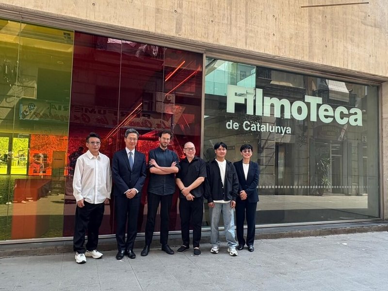駐西班牙代表處文化組與加泰隆尼亞電影資料館攜手舉辦為期1個月的「蔡明亮導演電影回顧展」,滿足巴塞隆納眾多的蔡明亮影迷。圖為加泰隆尼亞電影資料館館長拉帕拉(左3)、駐西班牙代表處副代表張自信(左2)、駐西班牙代表處文化組長張祐瑄(右1)與蔡明亮(右3)、李康生(左1)與亞儂‧弘尚希(右2)合影。(駐西班牙代表處文化組提供)中央社記者胡家綺巴塞隆納傳真 114年6月7日
