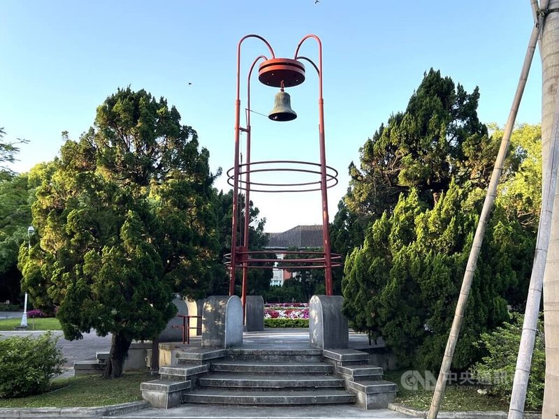 台大7日宣布與台北市建中、北一女等5校合作試辦高中生進階課程,預計有9門課,運用課餘時間讓學生修讀微積分、普通物理、經濟學原理等課程。圖為台大傅鐘。中央社記者陳至中台北攝 114年6月7日