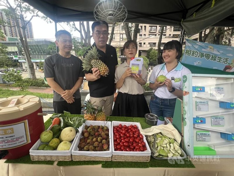環境部7日在台中市文心森林公園舉辦「減塑生活」親子園遊會,環境部長彭啓明(左2)參觀攤位,呼籲大家要「惜食」。中央社記者郝雪卿攝 114年6月7日