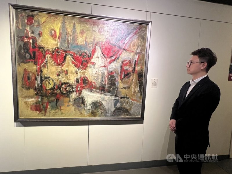 台灣戰後第一代抒情抽象畫家陳銀輝藝術紀念展,7日起在台中市豐藝館展出,主視覺畫作「夏特古韻」由豐藝館永久典藏,吸引觀眾駐足欣賞。中央社記者郝雪卿攝 114年6月7日