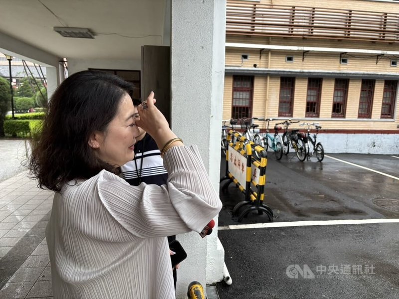 談及遭受罷免的壓力,民進黨立委吳思瑤7日於立法院受訪時一度落淚,她感謝士林北投民眾陪她走過許多煎熬、陪她挺過罷免亂流。中央社記者郭建伸攝 114年6月7日