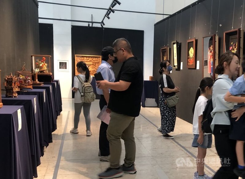 工藝展「114年百工風華 諸羅獻藝」即日起展至6月底在嘉義縣表演藝術中心展覽廳登場,呈現81名工藝師所創作的百件精湛作品,吸引許多民眾走訪參觀。中央社記者蔡智明攝 114年6月7日