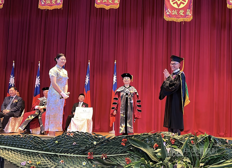 國立台東大學7日在台東市知本校區舉辦畢業典禮,邀請台東中央市場善心賣菜阿嬤陳樹菊(前中)參加,並頒授名譽博士給陳樹菊。中央社記者盧太城台東攝 114年6月7日