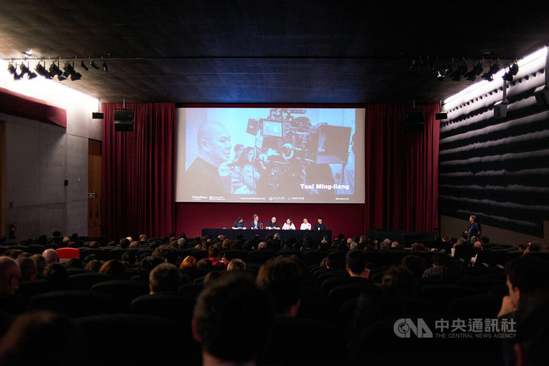 駐西班牙代表處文化組與加泰隆尼亞電影資料館攜手合作,自6月4日至7月5日在巴塞隆納舉辦「蔡明亮導演電影回顧展」,共放映16部影片,讓影迷看得過癮。4日晚間的開幕式,觀眾以「滿座」影院熱情迎接。中央社記者胡家綺巴塞隆納攝 114年6月7日