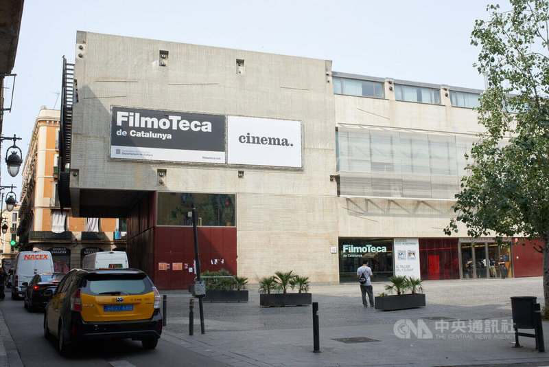 加泰隆尼亞電影資料館位於巴塞隆納市中心的拉瓦爾區(El Raval),致力於保存、修復及推廣以加泰隆尼亞地區為主的影視資產,擁有2座放映廳、2座展覽廳和加泰隆尼亞地區唯一一座電影圖書館,每年約放映1400場電影,可說是文青影癡的天堂。中央社記者胡家綺巴塞隆納攝 114年6月7日