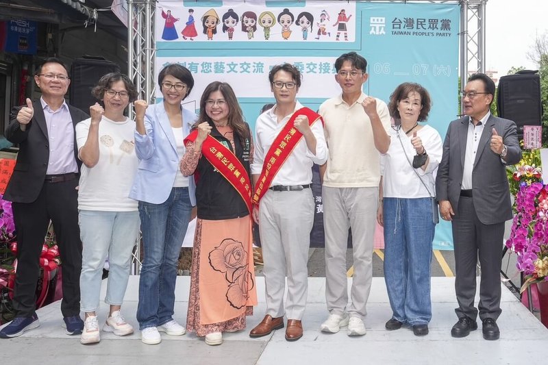 台灣民眾黨7日辦理南投縣黨部主任委員交接典禮，黨主席黃國昌（右3）、南投縣長許淑華（左3）、卸任主委民眾黨南投縣議員簡千翔（右4）、新任主委民眾黨立委麥玉珍（左4）等人出席。（民眾提供）中央社記者蕭博陽南投縣傳真  114年6月7日