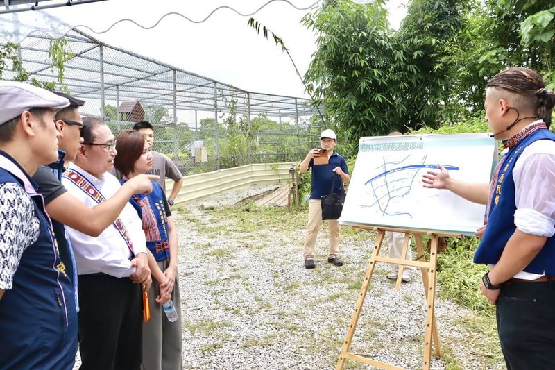 新北市長侯友宜(左3)7日視察樹林南園段的原住民族社會住宅預定地,聽取簡報。(新北市政府原住民族行政局提供)中央社記者黃旭昇新北傳真 114年6月7日