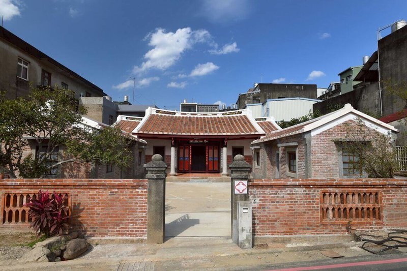新竹縣歷史建築新埔朱氏家廟7日修復竣工,此次修復工程還原傳統建築風貌,並進行空間再造,結合教育功能,讓民眾認識歷史,賦予其新的文化使命。(新竹縣政府提供)中央社記者魯鋼駿傳真 114年6月7日