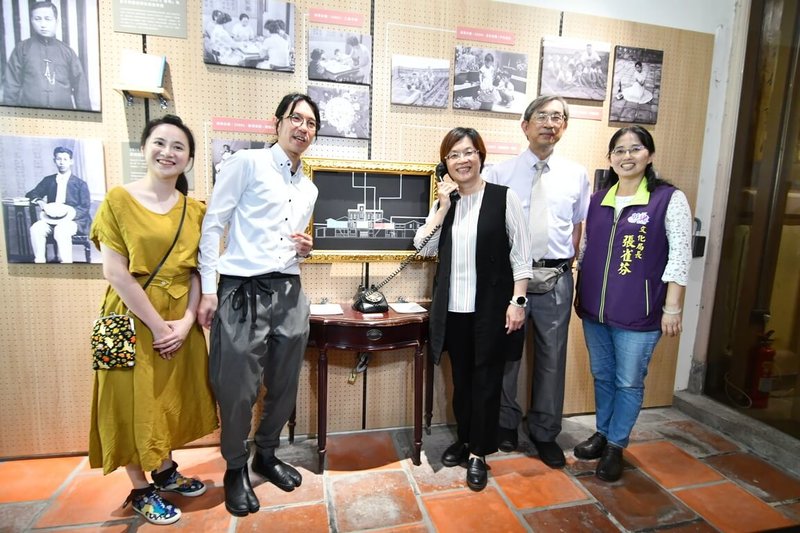 迎接「長源醫院–鹿港歷史影像館」開幕,「源起新生:百年醫院的文化再現」開幕茶會7日舉行,彰化縣長王惠美(右3)、長源醫院榮譽館長許正園(右2)等人出席共襄盛舉。(彰化縣政府提供)中央社記者蕭博陽彰化縣傳真 114年6月7日