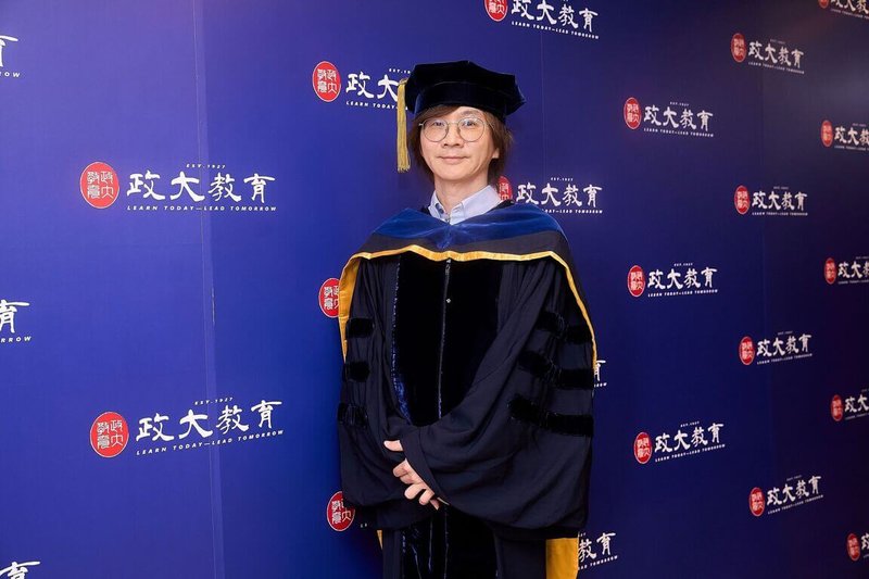 政治大學7日舉辦113學年度畢業典禮,現年60歲的知名音樂人林隆璇(圖)以教育學系博士身分站上政大畢業典禮舞台。(政治大學提供)中央社記者陳至中傳真 114年6月7日