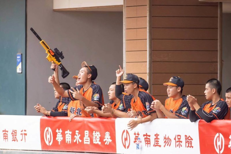 114年華南金控盃全國青少棒錦標賽新北市隊(圖)與桃園市隊7日交手,終場由新北市以3比1搶勝、晉級冠軍戰,比賽過程中選手們在場邊熱情吶喊助陣。(大會提供)中央社記者謝靜雯傳真 114年6月7日