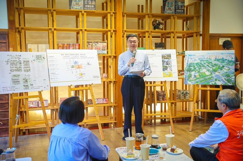 行政院長卓榮泰（中）7日赴屏東勝利星村參訪，致詞時表示，中央政府陷入困難後，只好依相關法律酌減地方補助款，但是對地方該有的建設、中央跟地方該合作的，還是會努力做到。（屏東縣政府文化處提供）中央社記者黃郁菁傳真  114年6月7日