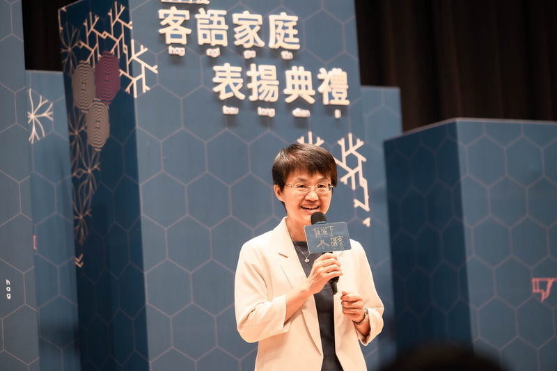 114年度客語家庭表揚典禮北區場次7日在苗栗縣銅鑼鄉舉行,客家委員會主委古秀妃(圖)出席表示,由於許多父母在家不講客語,使得推動「屋下講客」變得困難,但學習客語好處多,語言的養分對孩子的未來成長發展也有助益。(客委會提供)中央社記者魯鋼駿傳真 114年6月7日