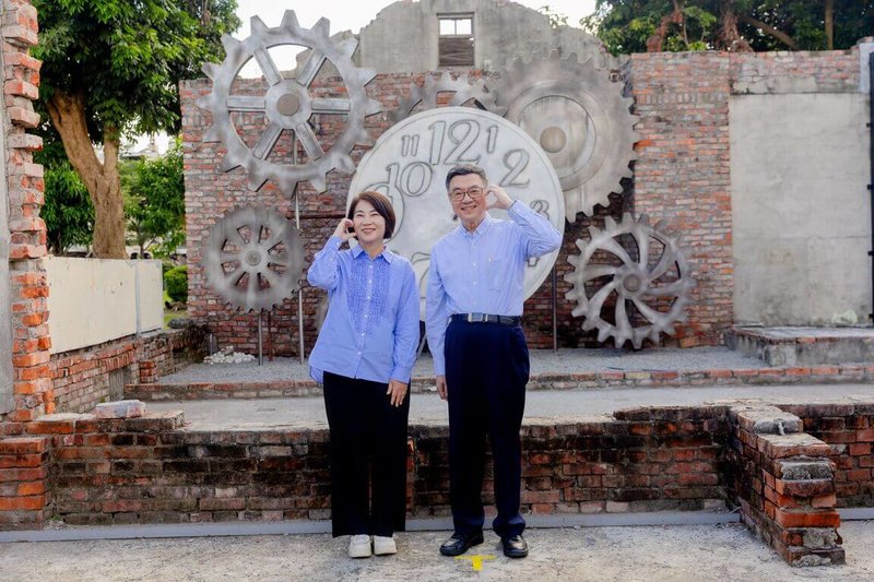 行政院長卓榮泰(右)7日在屏東縣長周春米(左)等陪同下走訪屏東勝利星村。卓榮泰對屏東文資活化表達肯定,他說,勝利星村將歷史場域結合文化、文創與多元產業,是再造歷史現場成功典範。(屏東縣政府提供)中央社記者黃郁菁傳真 114年6月7日