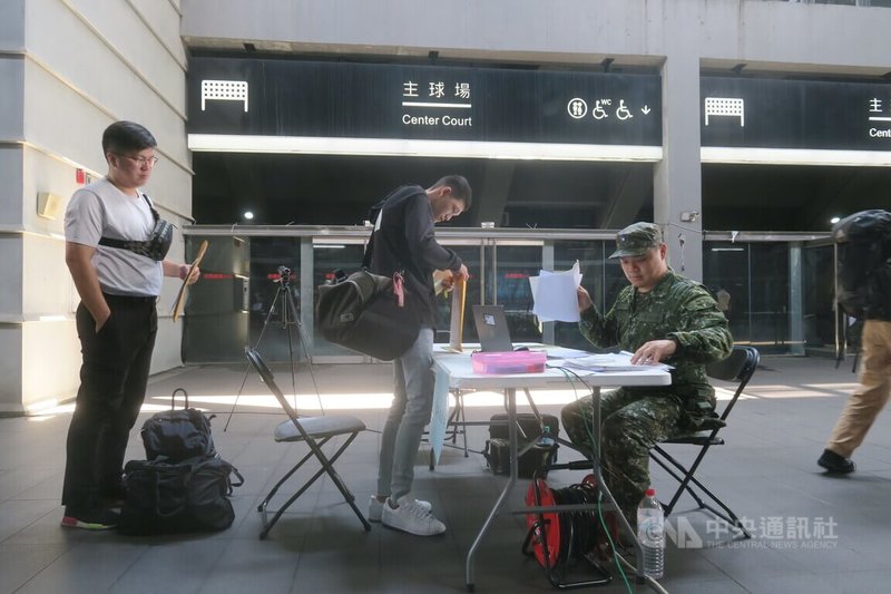 台北市後備旅7日開始首次14天教召訓練,後備軍人依令在台北市網球中心報到。中央社記者吳書緯攝 114年6月7日