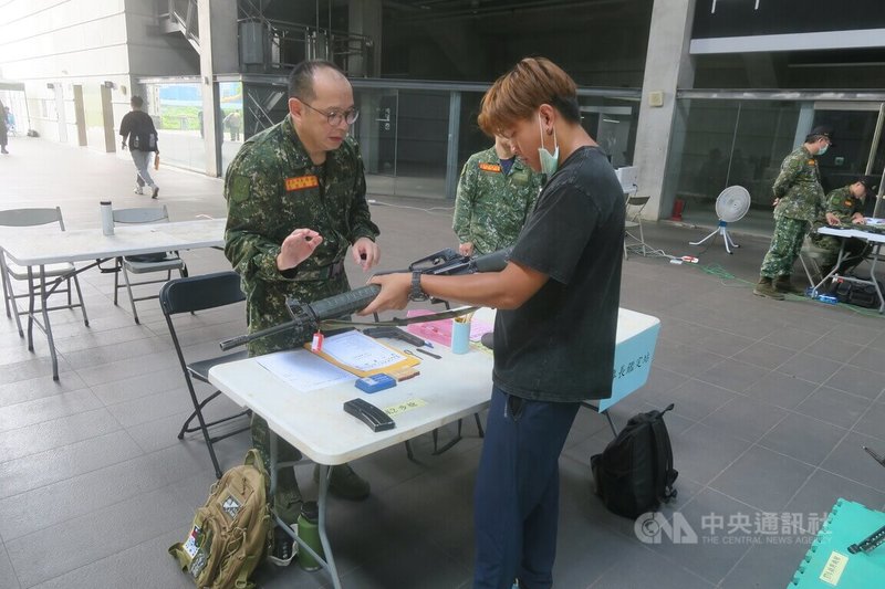 台北市後備旅雇員教官7日正在對持65K2步槍的後備軍人進行教召報到時的專長鑑定,確認後備軍人是否仍記得65K2步槍的操作。中央社記者吳書緯攝 114年6月7日