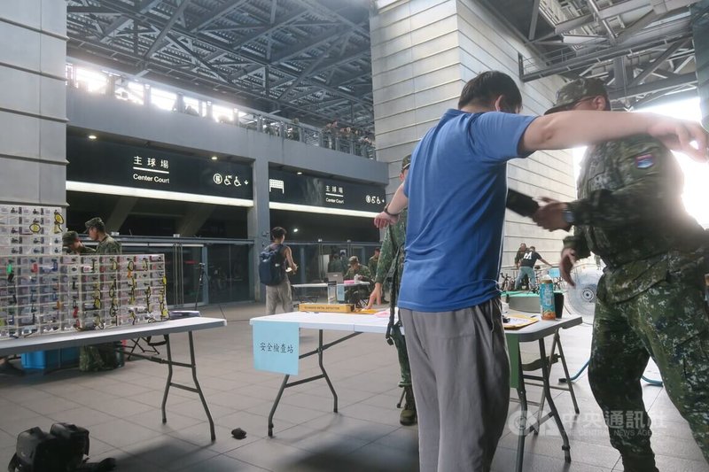 台北市後備旅7日開始首次14天教召訓練,後備軍人在台北市網球中心報到後,由現役官兵進行安全檢查,後方的塑膠盒則是教召期間的手機保管箱,只有特定時間才能開放使用。中央社記者吳書緯攝 114年6月7日