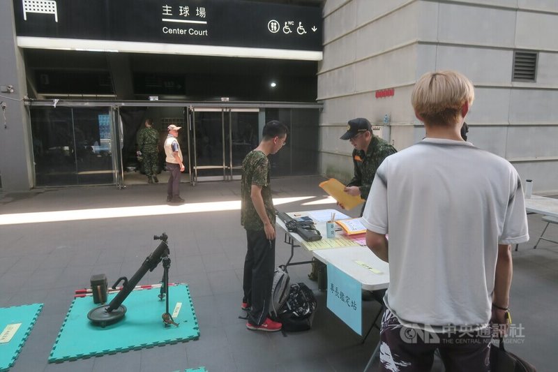 後備軍人7日在台北市網球中心完成報到後,針對編制武器進行「專長鑑定」,確認是否對編制武器熟稔。中央社記者吳書緯攝 114年6月7日