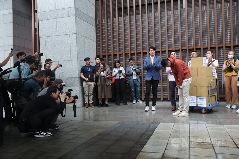 罷免民進黨籍立委吳沛憶2階連署送件7日截止,但吳沛憶罷免案連署數未達法定門檻,領銜人李孝亮(前右紅衣者)下午在選委會外鞠躬向參與連署者表達感謝。中央社記者王飛華攝 114年6月7日