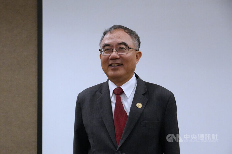 一名高中生學習歷程被網友踢爆造假,陸續被多所大學取消錄取資格。台大校長陳文章(圖)7日表示,希望該學生有了這次教訓後還是要往前走,並呼籲社會不要過於苛責學生,要給學生一個空間反省和思考。中央社記者陳至中攝 114年6月7日