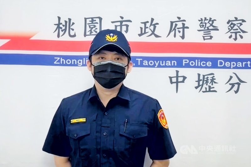 桃園市中壢區長春路261巷道路狹窄，5日晚間有2輛汽車「狹路相逢」卻互不相讓，雙方僵持約3小時。桃園市警局中壢分局文化派出所長賴柏仁7日表示，後續警方獲報到場協調並指揮雙方駛離，才讓交通恢復。中央社記者吳睿騏桃園攝  114年6月7日