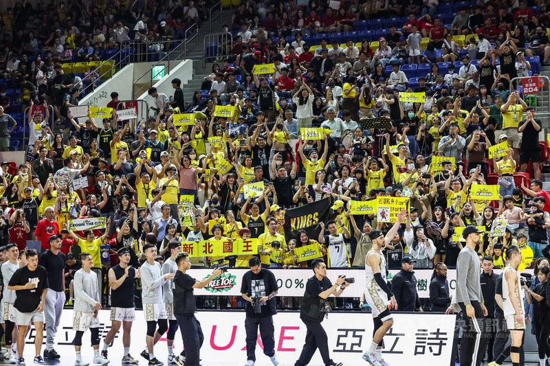 台灣職業籃球大聯盟(TPBL)新北國王隊7日晚間在季後賽第4戰擊敗台北台新戰神隊,以4連勝之姿確定前進總冠軍賽;比賽結束瞬間,觀眾席國王球迷高聲歡呼。中央社記者翁睿坤攝 114年6月7日