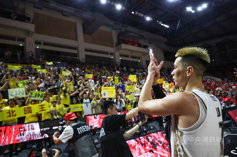 台灣職業籃球大聯盟(TPBL)新北國王隊7日在台北和平籃球館搶下季後賽第4勝,確定將前進年度總冠軍賽,國王球星林書豪(右)賽後到觀眾席前拍手向熱情球迷致意,感謝支持。中央社記者翁睿坤攝 114年6月7日