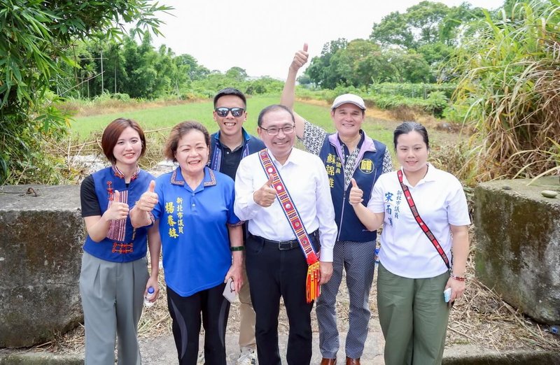 新北市長侯友宜(前排左3)7日視察樹林南園段的原住民族社會住宅預定地,與國民黨市議員楊春妹(前排左2)、民進黨市議員蘇錦雄Paylang.Caya(後排右)等合影。(新北市政府原住民族行政局提供)中央社記者黃旭昇新北傳真 114年6月7日