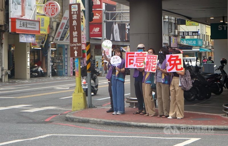 花蓮民團發起罷免國民黨立委傅崐萁,7日下午民團集結,分兩隊站在花蓮市區2路口舉牌表達罷免訴求。中央社記者張祈攝 114年6月7日
